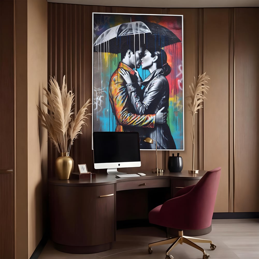 Tablou canvas cu tablou cuplu sub umbrela, in rama de aluminiu argintiu, pe perete intr-un birou